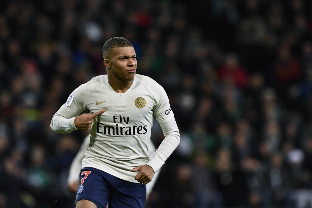 美航母群就位 伊朗严阵以待 中东紧张局势再升级